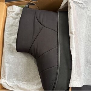 New Portland Black puffer ankle snow boots